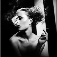 经典QQ黑白头像吸烟的女生图片