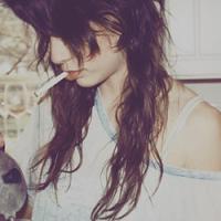 经典QQ黑白头像吸烟的女生图片