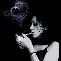 经典QQ黑白头像吸烟的女生图片