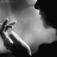 经典QQ黑白头像吸烟的女生图片