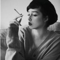 经典QQ黑白头像吸烟的女生图片