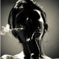 经典QQ黑白头像吸烟的女生图片