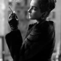 经典QQ黑白头像吸烟的女生图片