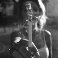 经典QQ黑白头像吸烟的女生图片