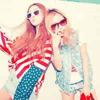 搞怪卖萌的活泼女生图片