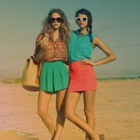 搞怪卖萌的活泼女生图片