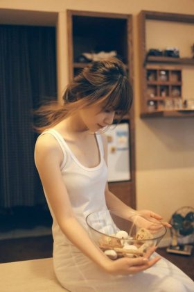 超级好看的简约风格女生图片