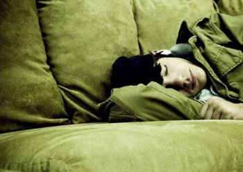 欧美范帅气型男与吉他意境图