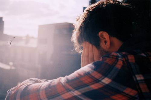 欧美范帅气型男与吉他意境图