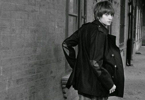 欧美范帅气型男与吉他意境图