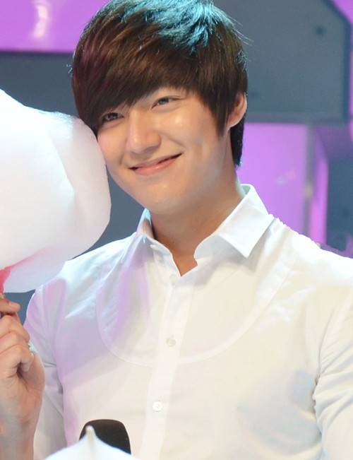 韩国阳光帅气的大男孩李敏镐图片