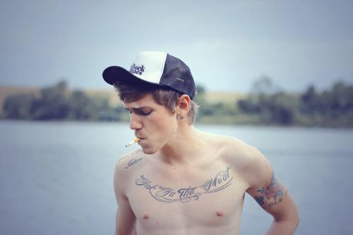 欧美风个性朋克男生图片