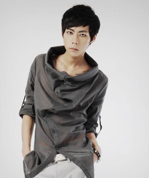 阳光帅气的长发男生图片欣赏