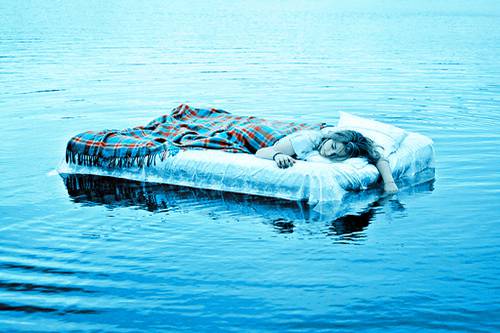 蓝色系女生大海意境图片