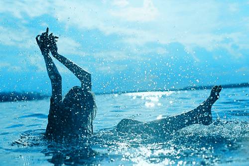 蓝色系女生大海意境图片