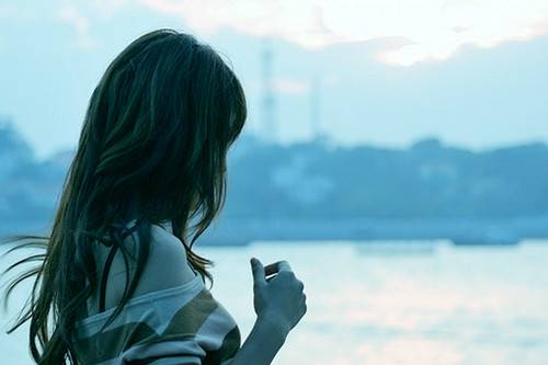 蓝色系女生大海意境图片