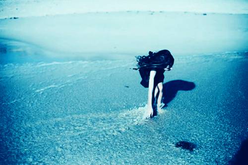 蓝色系女生大海意境图片