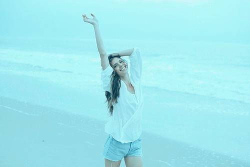 蓝色系女生大海意境图片