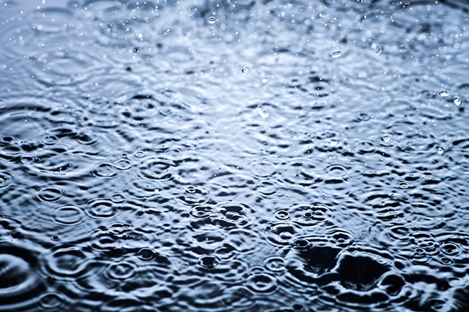 八月下雨天唯美意境图片