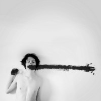 另类诡异恐怖的女生黑白qq头像