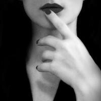 另类诡异恐怖的女生黑白qq头像