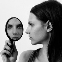 另类诡异恐怖的女生黑白qq头像