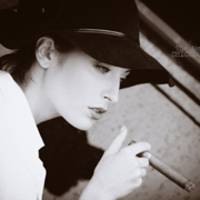 精选超拽霸气女生抽烟微信头像