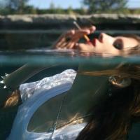 精选超拽霸气女生抽烟微信头像