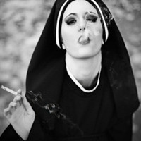 精选超拽霸气女生抽烟微信头像