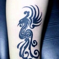 女生小腿上的个性图腾纹身头像