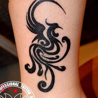 女生小腿上的个性图腾纹身头像