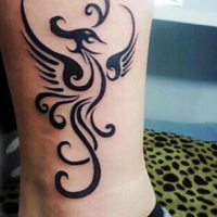 女生小腿上的个性图腾纹身头像