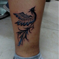 女生小腿上的个性图腾纹身头像