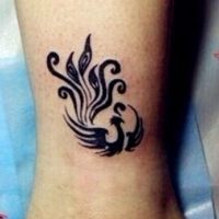 女生小腿上的个性图腾纹身头像