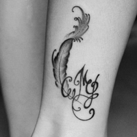 女生小腿上的个性图腾纹身头像