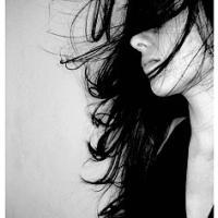 九月最新另类颓废美女黑白头像图片