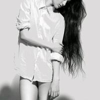 九月最新另类颓废美女黑白头像图片