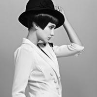 九月最新另类颓废美女黑白头像图片