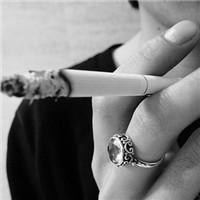 九月最新另类颓废美女黑白头像图片