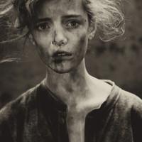 九月最新另类颓废美女黑白头像图片