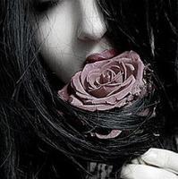 九月最新另类颓废美女黑白头像图片