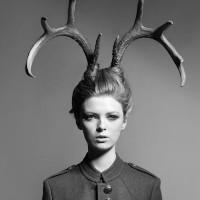 九月最新另类颓废美女黑白头像图片