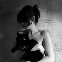 九月最新另类颓废美女黑白头像图片