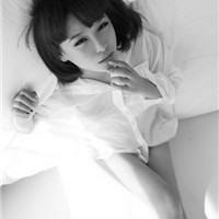 九月最新另类颓废美女黑白头像图片