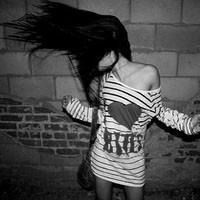 九月最新另类颓废美女黑白头像图片