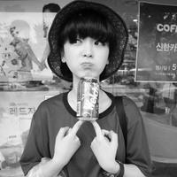 九月最新另类颓废美女黑白头像图片