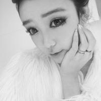 九月最新另类颓废美女黑白头像图片