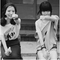 九月最新另类颓废美女黑白头像图片