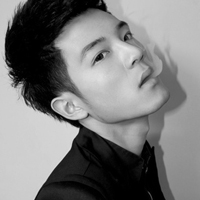 精选成熟帅气男生黑白头像图片