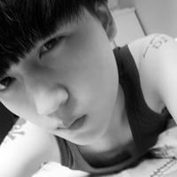 精选成熟帅气男生黑白头像图片